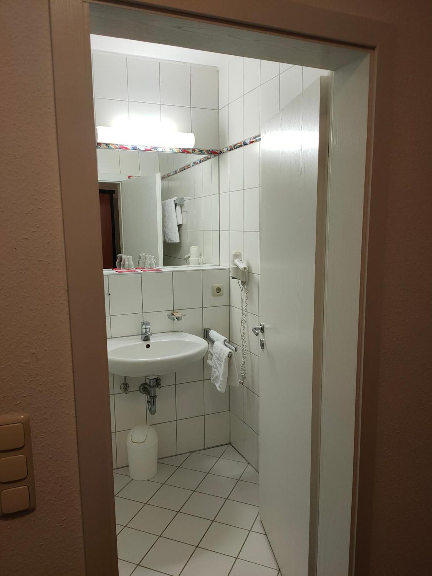 Hotel Zur Eisenbahn Родгау Экстерьер фото