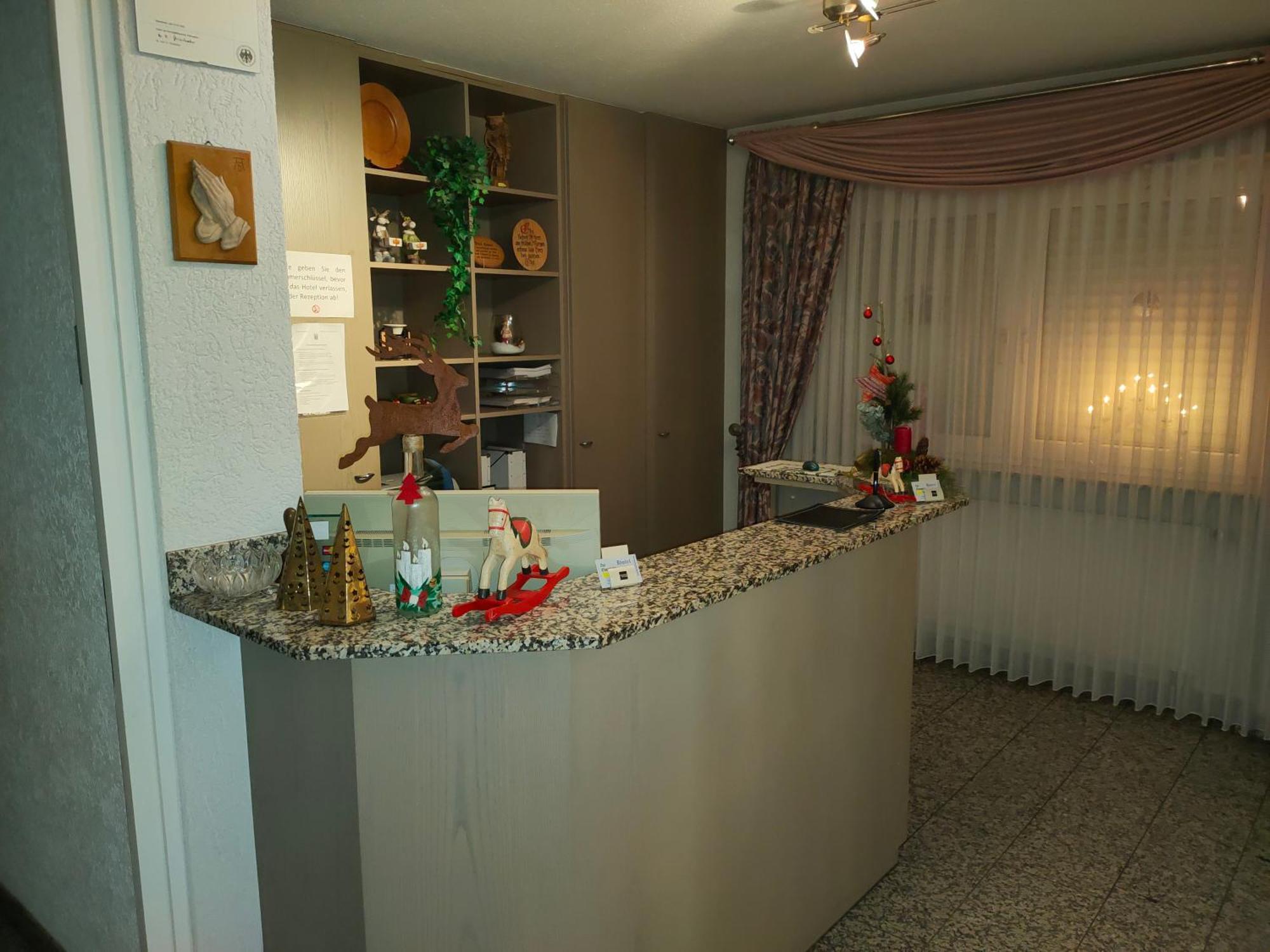Hotel Zur Eisenbahn Родгау Экстерьер фото