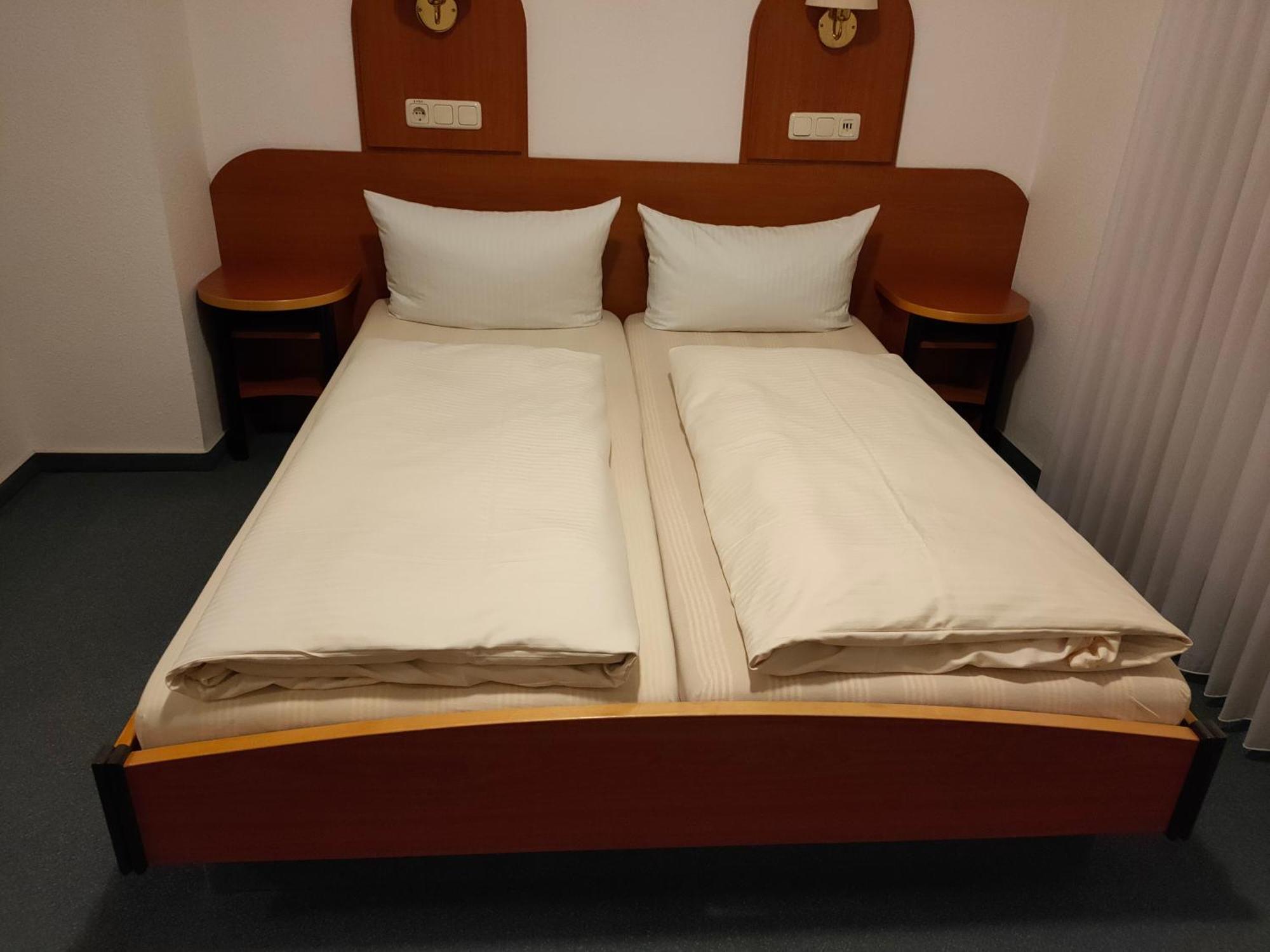 Hotel Zur Eisenbahn Родгау Экстерьер фото